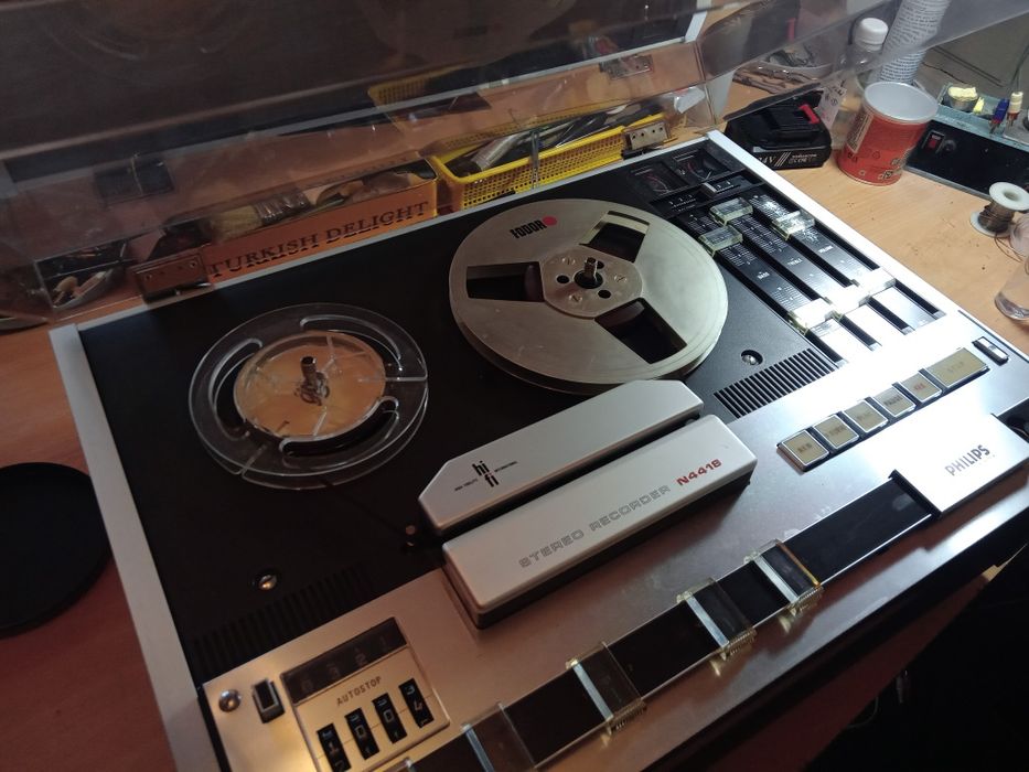 Magnetofon Philips N4418. 3capete.3motoare.functional cu amplificare și difuzoare