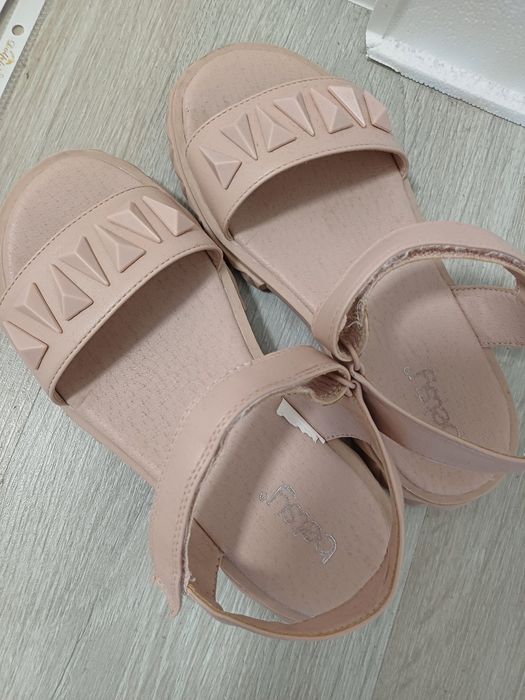 Босоножки на девочку 35 р.