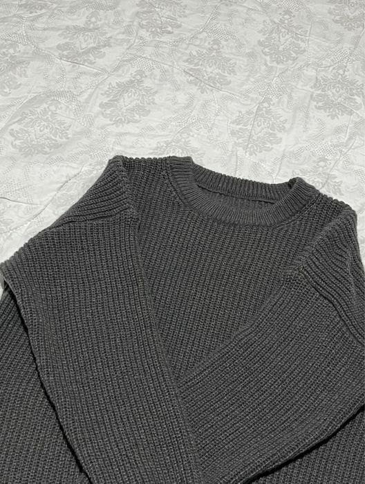 Свитер серый