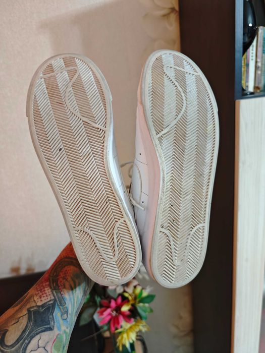 Продавам обувки, бял Найк