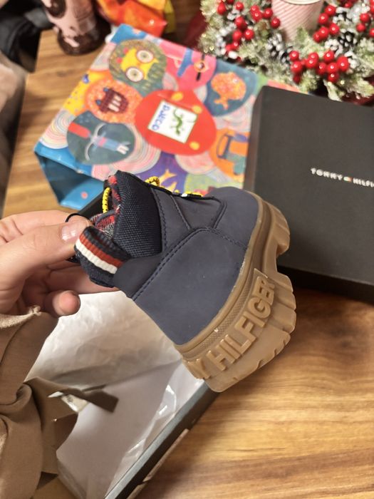 Tommy hilfiger бебешки обувки 22 номер