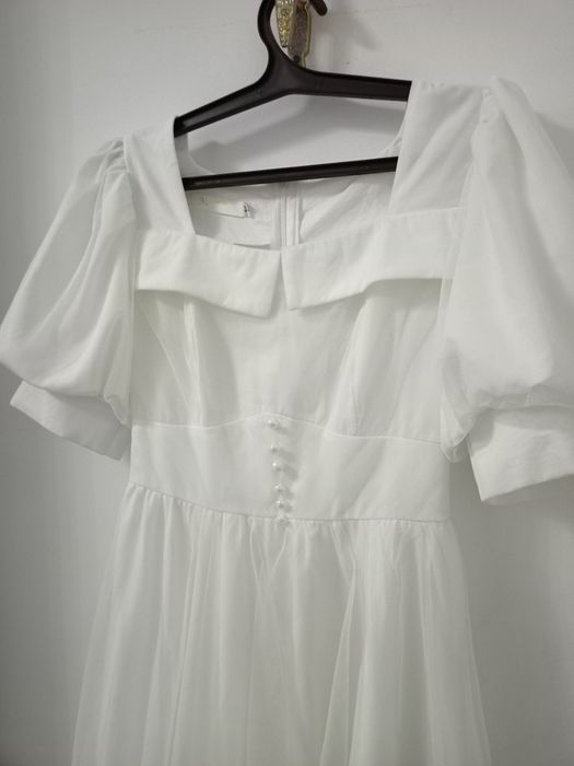 Белое женское платье