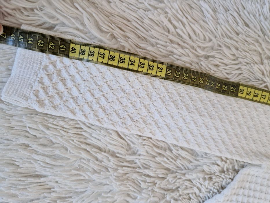 Кофта для девочки 122-128размер. Белая укороченая