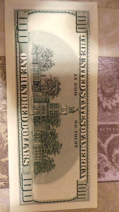 Банкнота 100 долларов с красивым номером.