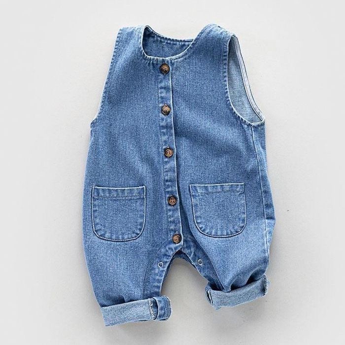 Продам джинсовый комбинезон