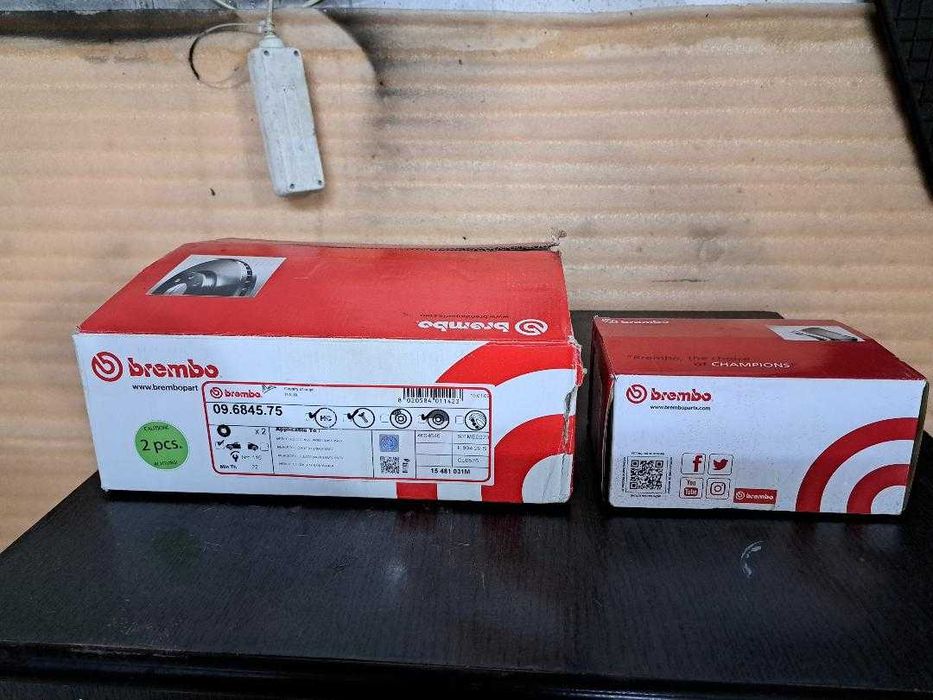 Vand set complet BREMBO XTRA  de discuri si placute fata noi, in cutie, pentru Mercedes SLK (r17), C-Class (W202), CLK (c208), E Class (w210)