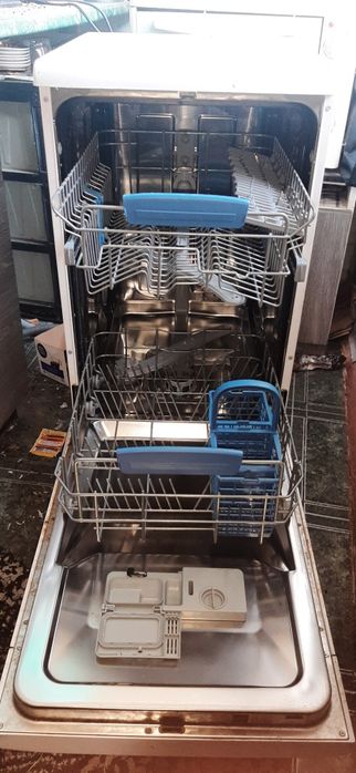Съдомиялна Indesit (45 см) – Отлично състояние, работи перфектно