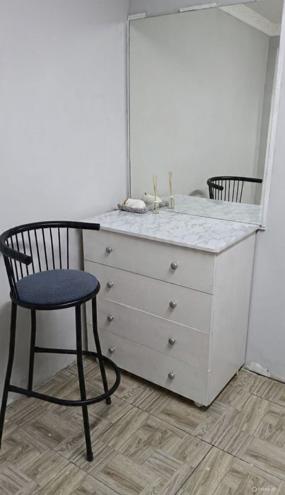 Кресло парикмахеру, место для визажиста