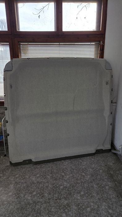 Метална преграда за микробус.