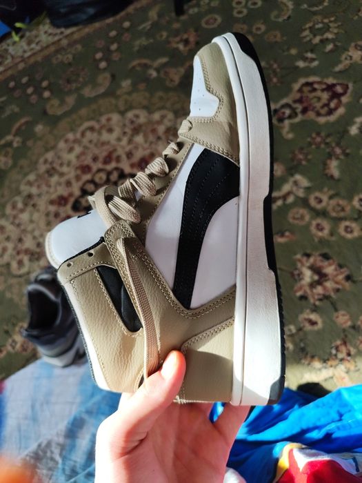 Продам кроссовки почти новые