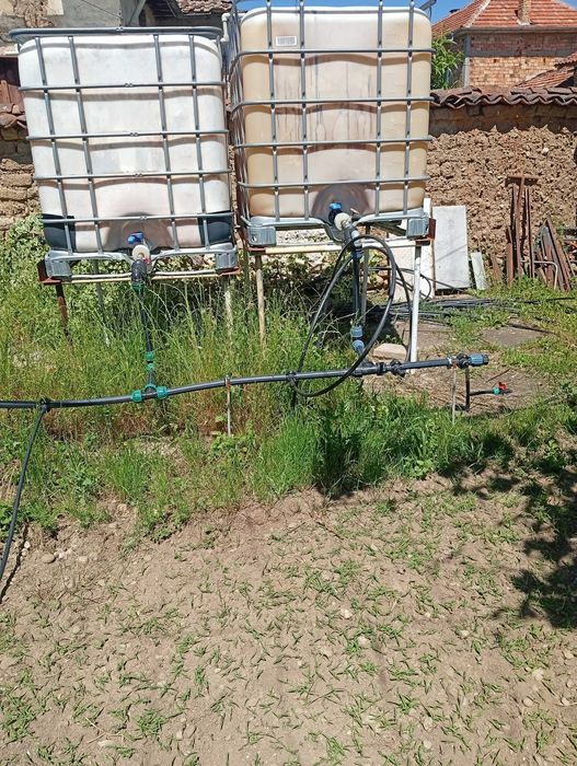 Продавам  2 -бр бидони по 1000 л.  Стойка и поливна система към тях.