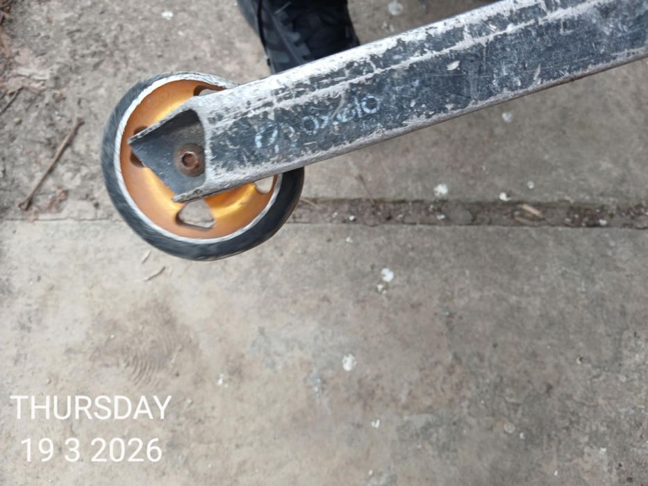 Тротинетка  с спукана кума