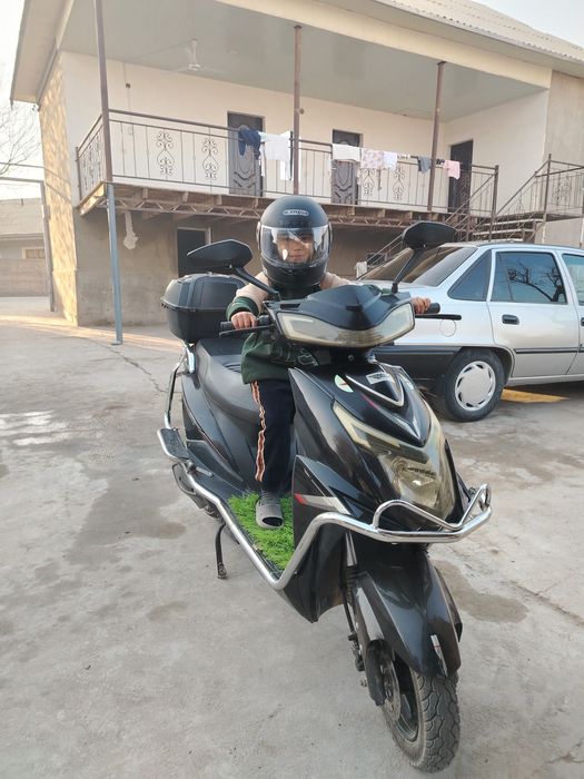 Skuter Tesla2 duga sotiladi