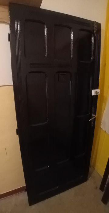 Vând ușă din lemn de brad