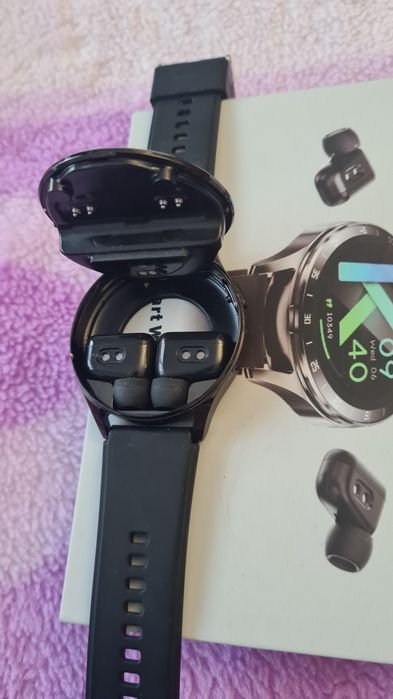 Продавам смарт часовник с безжични слушалки