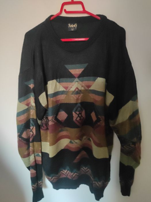 Pulovere, jersee, mărimi diferite, modele diferite, culori diferite.