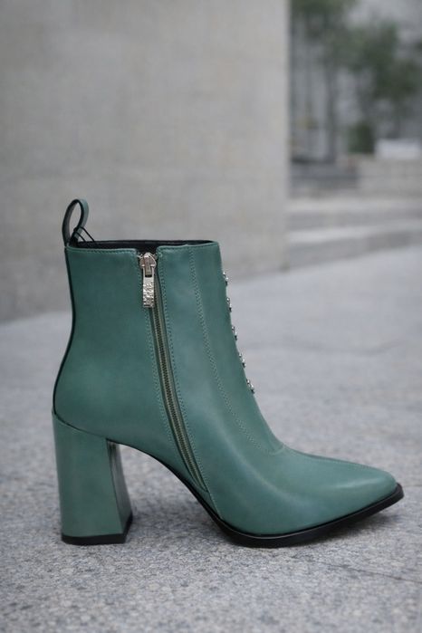 Четири модела, ограничени размери боти на супер ниски цени.