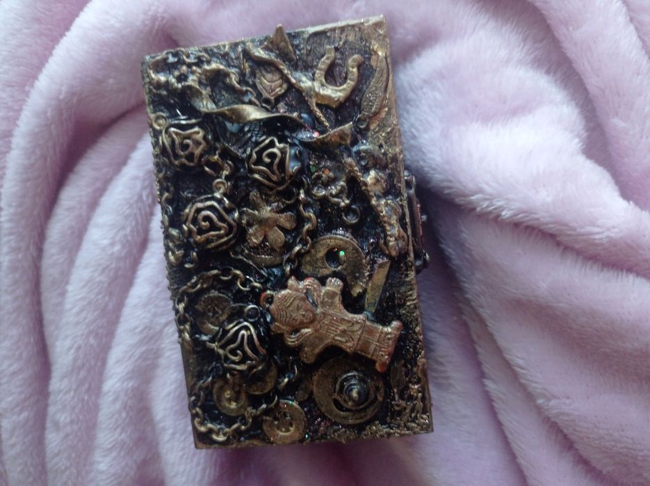 Кутийка за бижута, ръчно изработена, дървена с размери 10см*5**6см