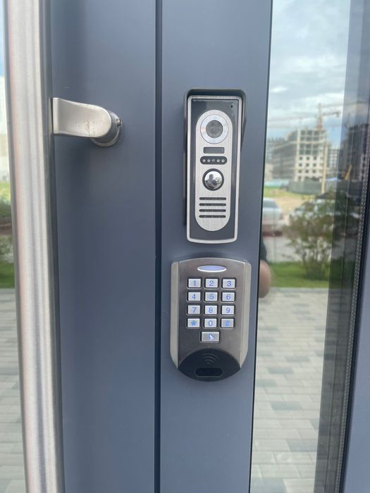 Электромагнитный замок, установка систем контроля и управления доступа