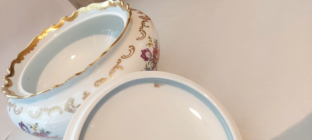 Немска порцеланова супиера с капак – Fine China, златна декорация