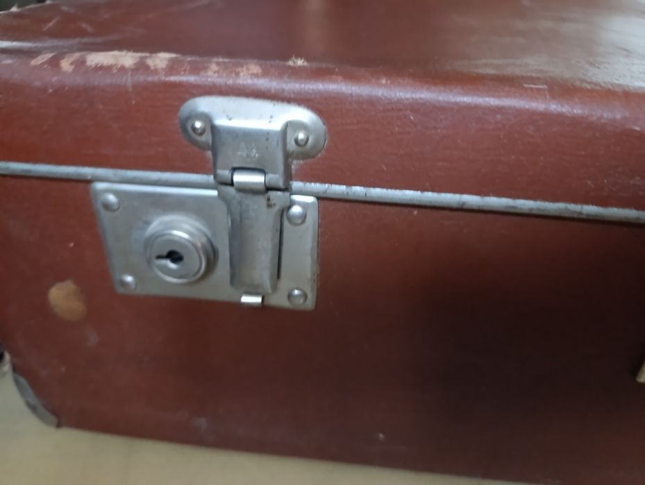 Продам два старинных больших чемодана
