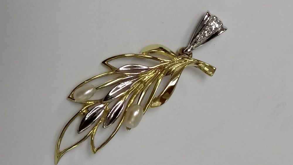 Златна висулка с диаманти и перли от бяло и жълто злато