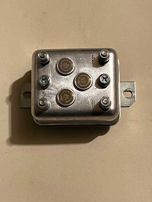 Regulator tensiune 12V