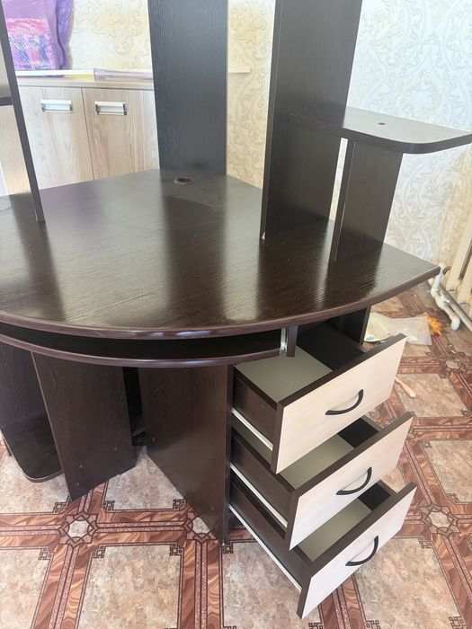 Продам стол компьютерный