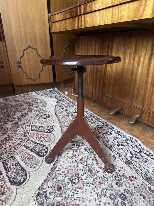 Продается пианино.  Стульчик для него