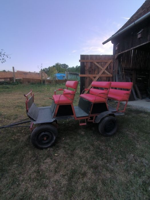 Vând trăsura 6 locuri.
