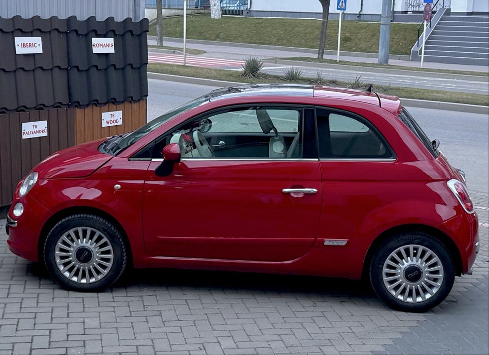 FIAT 500 roșu, ideal pentru oraș, economic și stilish
