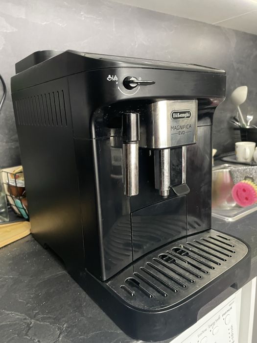 Продавам кафеавтомат DELONGHI MAGNIFICA EVO