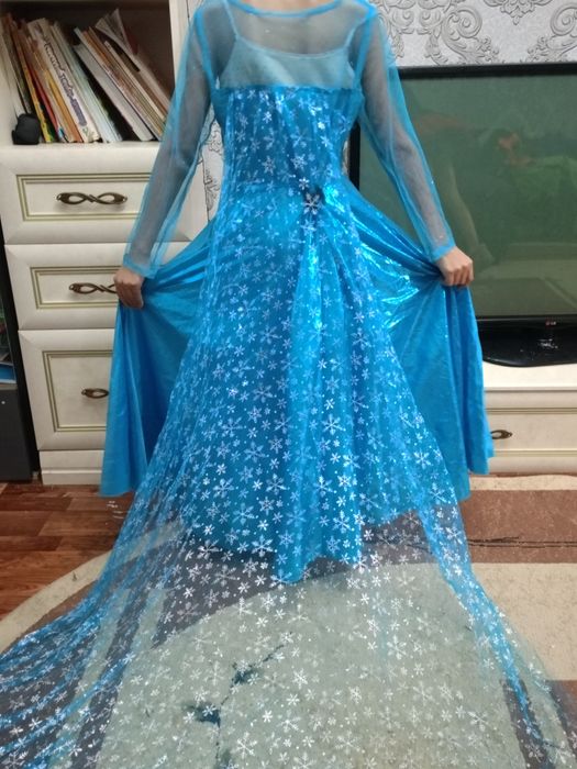 Платья нарядные продаю