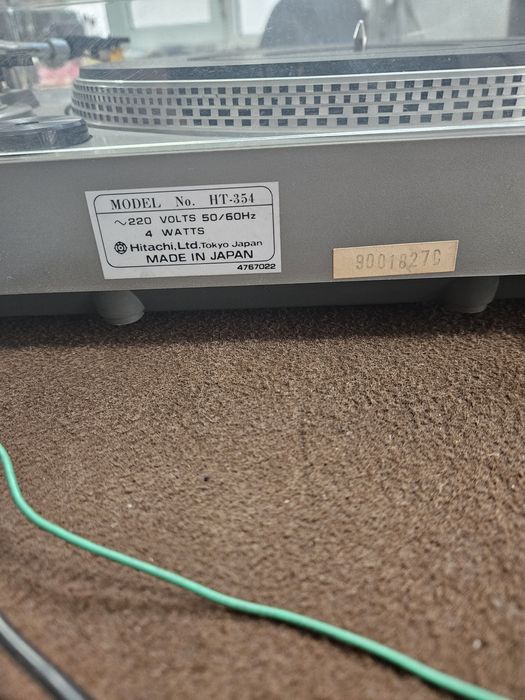 Продавам грамофон HITACHI  HT-354
