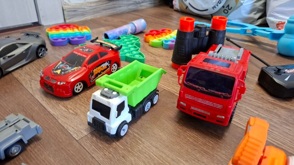 Игрушки пакетом: машинки и другие.