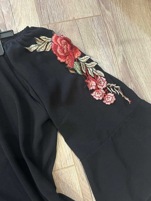 Голяма дамска блуза с голи рамене и бродерия (размер 3ХЛ)