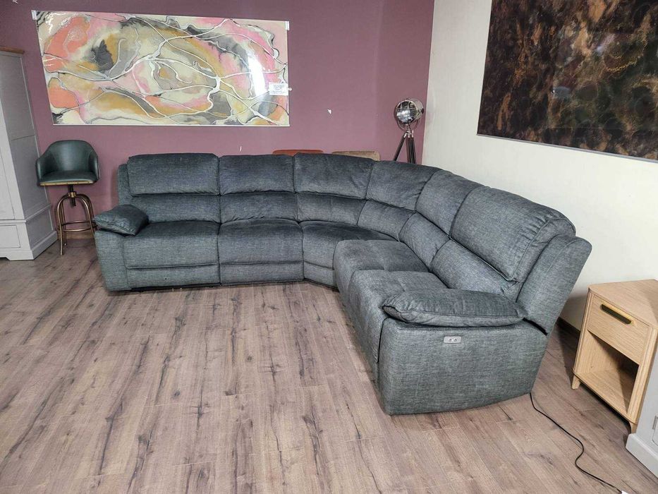 Сив ъглов диван от плат с електрически релаксиращ механизъм