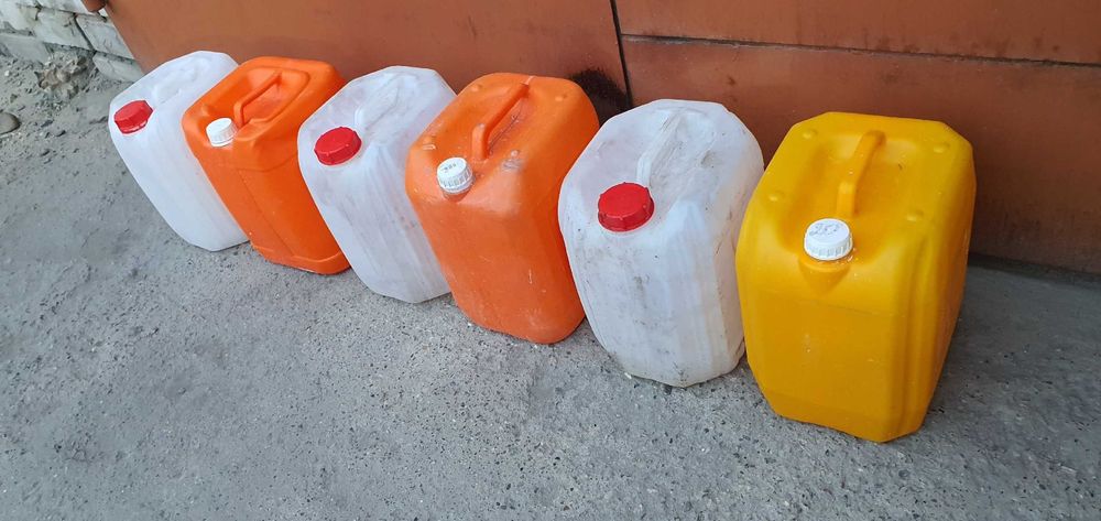 Канистры пластмассовые 5-10 литровые