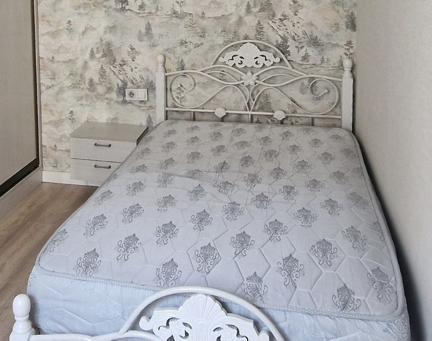 Продам кровать полуторку с матрацем мемори фоум