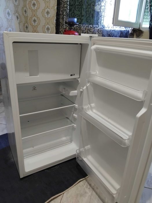 Продавам Хладилник Midea много малко използван