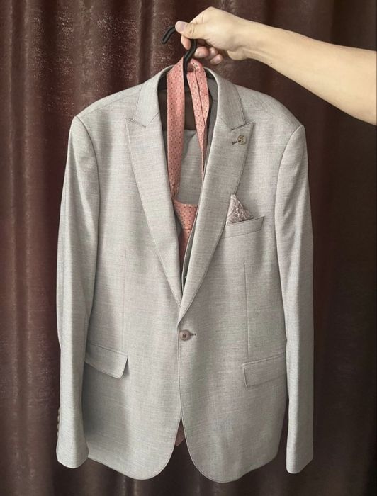 костюм тройка продается