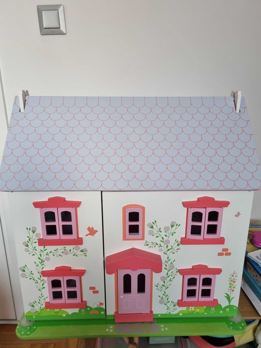 Дървена къща за кукли и игра на семейство Rose Cottage на BIGJIGS toys