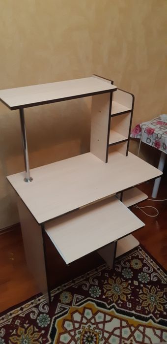 Компьтерный стол в хорошем состояний