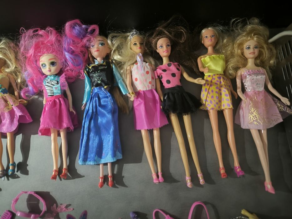 9 бр кукли Барби + 1 бр мини кукла + аксесоари