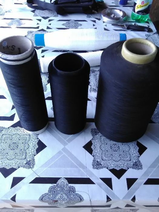 Разпродажба на прежда от коприна на бобини.