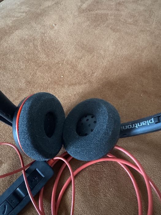 Casti cu microfon si control pe fir