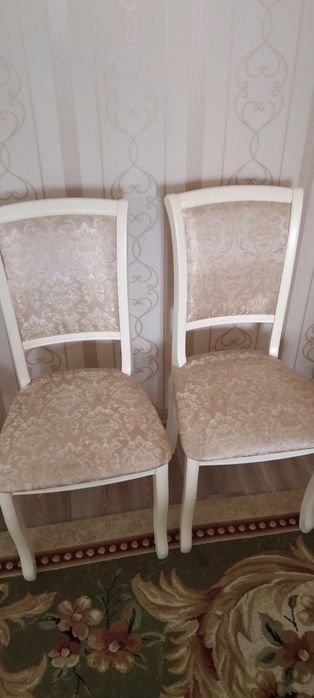 Стол и стулья для гостинной