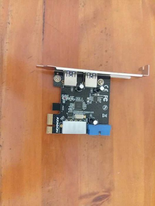 Placă USB 3.0 cu conector intern și port de alimentare