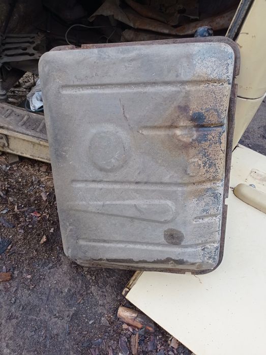 Бензобак на Москвич.