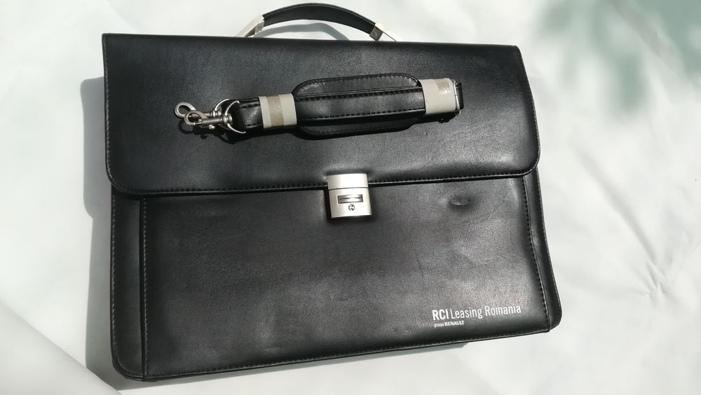 Servieta bărbătească, modernă, puțin folosita. Vezi foto.